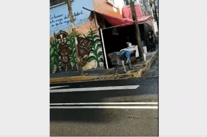 Taquero “lava” trapo con el agua de un charco