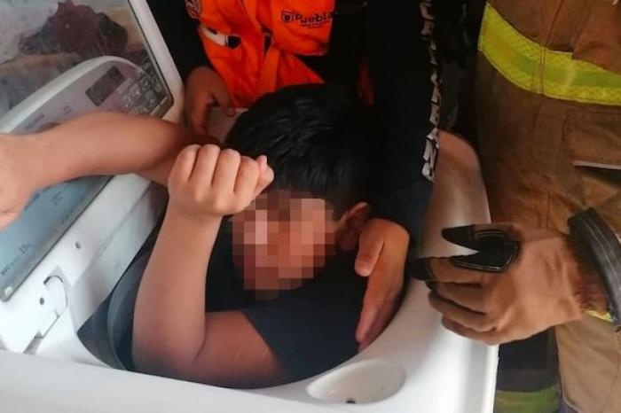 Rescatan a niño que se quedó atrapado en lavadora