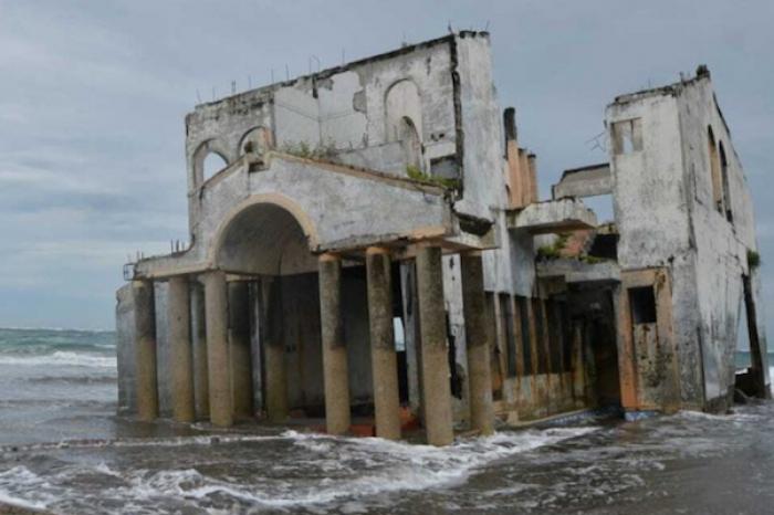 Misteriosa mansión abandonada en una playa de El Salvador cautiva a la Red