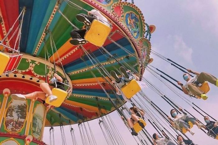 Hombres sujetan una atracción que se caía