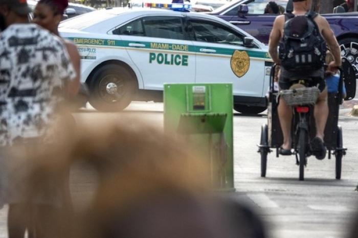 Hombre roba velas y rocía repelente de osos para escapar en Miami-Dade