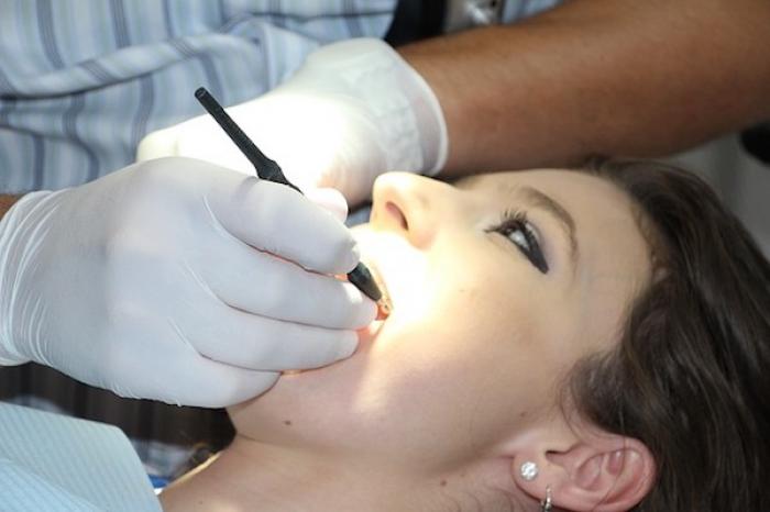 Mujer entra a consultorio de dentista y le arranca 13 dientes a un paciente