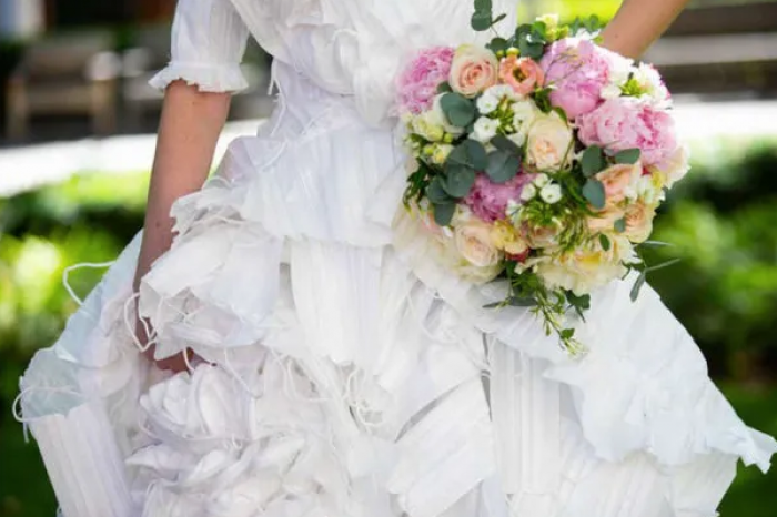 Confeccionan vestido con mascarillas recicladas