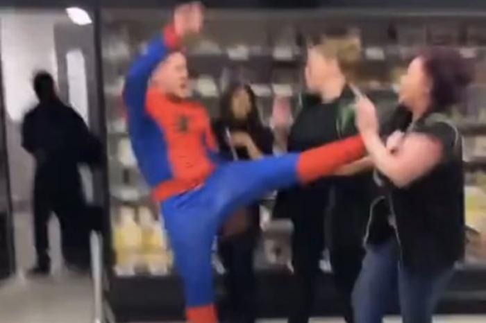 Hombre con disfraz de Spider-Man protagoniza una pelea masiva