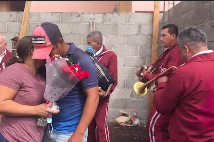 Albañil le pide matrimonio a su novia con ayuda de sus amigos