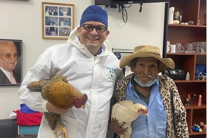 Adulto mayor en Bolivia paga su operación con dos gallinas; médico agradece el noble gesto