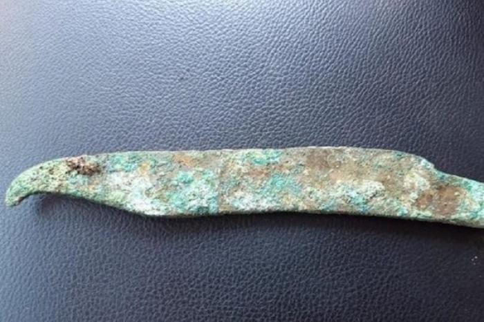 Encuentran cuchillo de cola y cincel con mango de hueso de al menos 3 mil 500 años