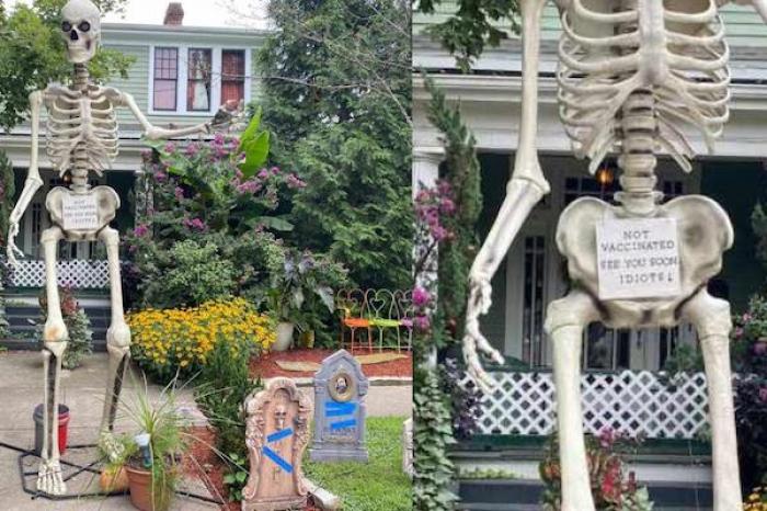 Instala un esqueleto y lápidas en su jardín para invitar a la gente a vacunarse