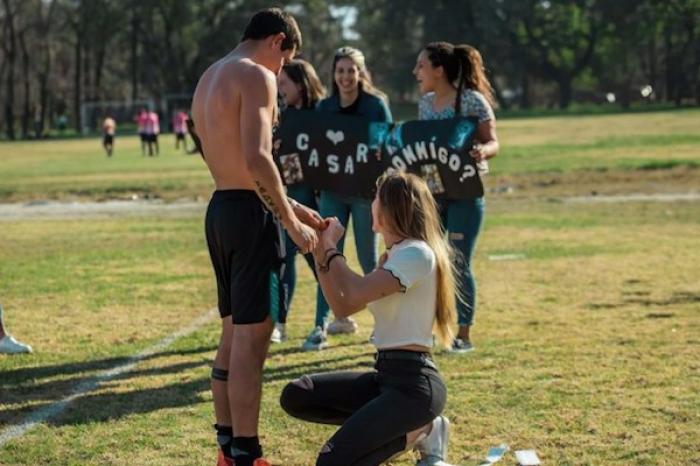 Le propone matrimonio a su novio cuando terminó de jugar fútbol