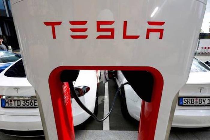 Elon Musk asegura que Tesla se paran ante una persona que vista una camiseta con una señal de stop