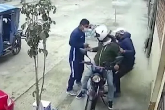 Logran albañiles frustrar asalto al lanzar un saco de cemento 