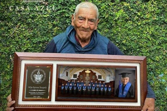 Don Felipe logra graduarse como ingeniero a sus 84 años; quiere continuar con una maestría