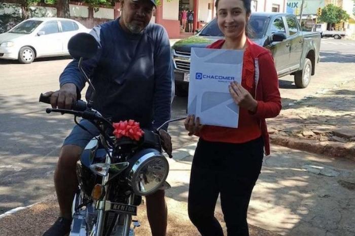 Regala moto a su padrastro por ayudarle a estudiar dos carreras arreglando zapatos