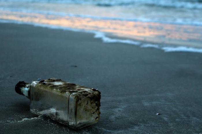 Hallan botella 37 años después de ser lanzada en el mar desde Japón con fines científicos