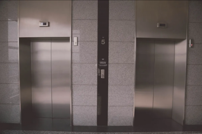 Abuelito lleva 15 años sin salir de su casa por falta de elevador