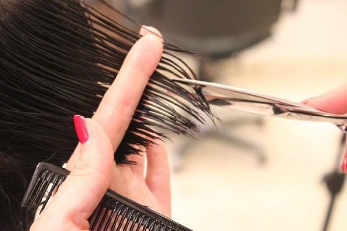 Demanda a estética por mal corte de cabello; tendrán que pagarle más de 5 mdp