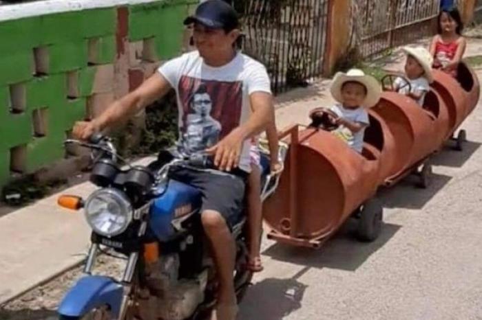 Papá construye un tren con barriles para jugar con sus hijos