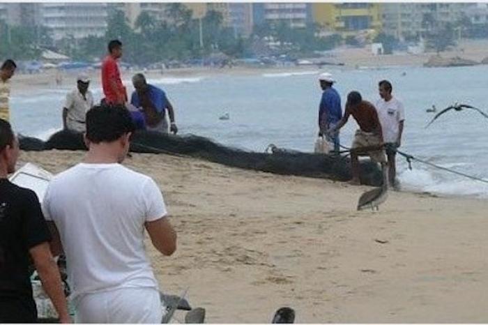 Pelean turistas y meseros en playa de Acapulco