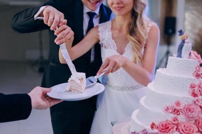 En boda, pareja cobra rebanada de pastel a invitado