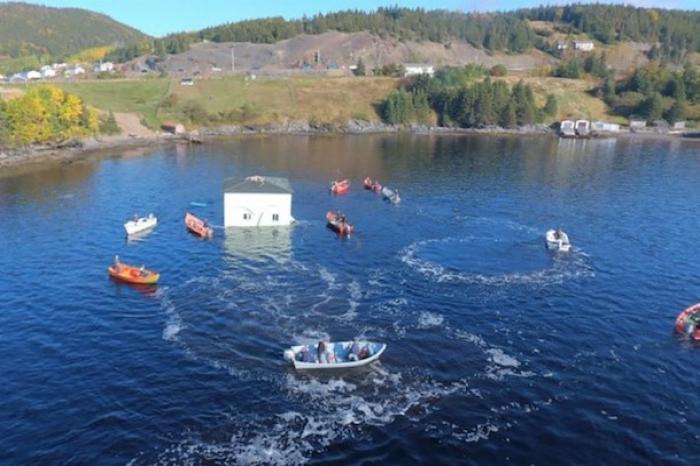 Pareja transporta casa de sus sueños un kilómetro sobre el mar y casi la pierde