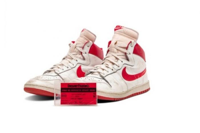 Subastan primeras zapatillas Nike Air Ship usadas por Michael Jordan en la NBA