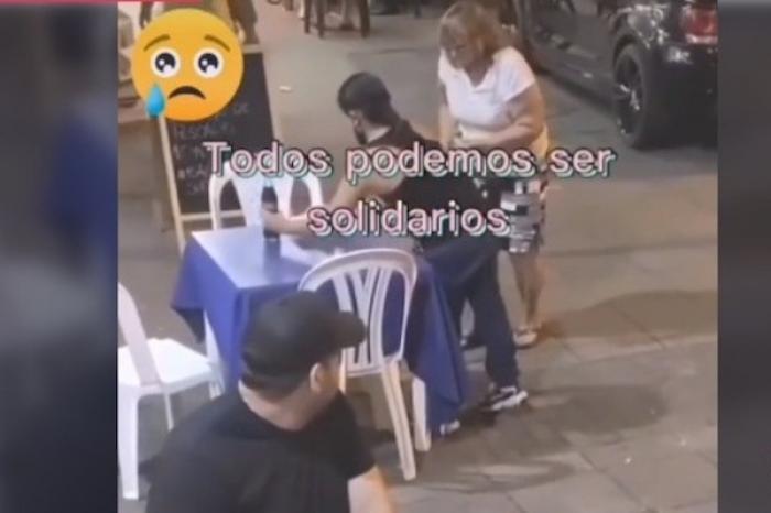 Niña se vuelve viral al entregar su comida a mujer sin hogar