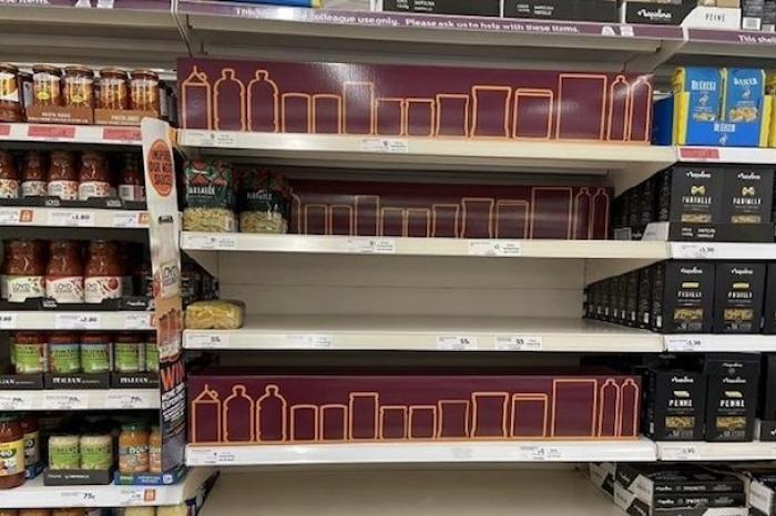 Colocan fotos de alimentos en estantes de mercados por desabasto