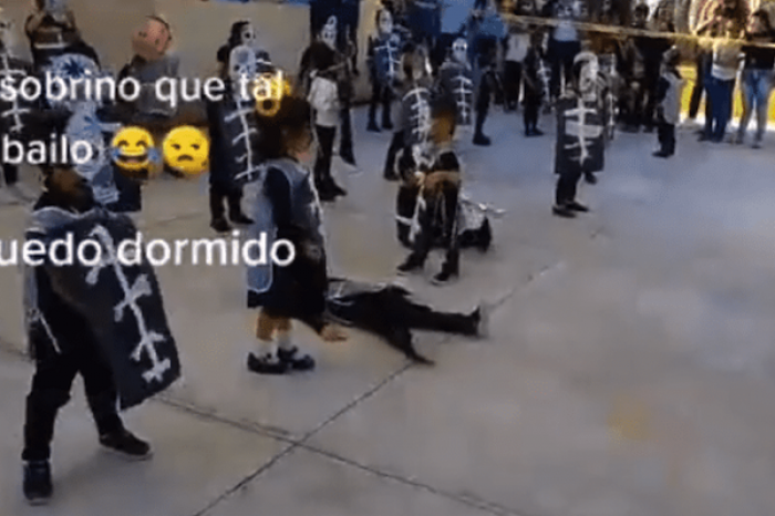 niño se queda dormido durante bailable escolar