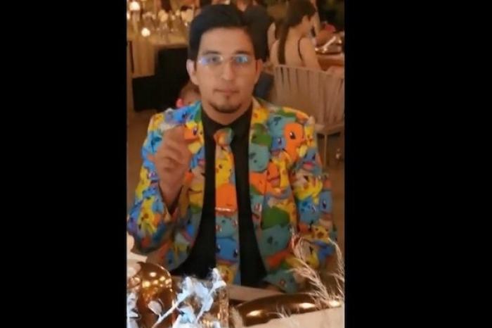 A joven le piden que vaya a una boda formal y aparece en traje de Pokemón