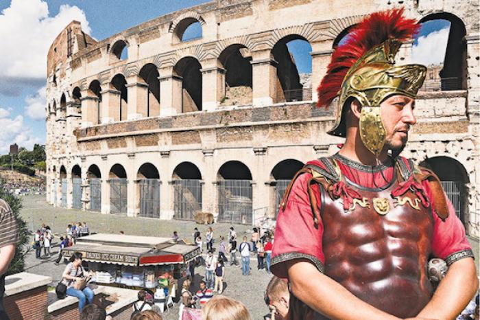 Multan a turistas por ingerir bebidas alcohólicas en el Coliseo de Roma