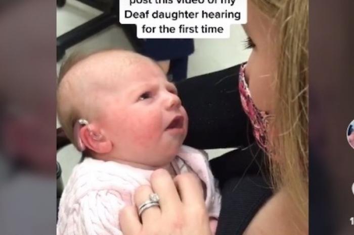 Madre graba emotivo momento en que su bebé sorda escucha por primera vez su voz