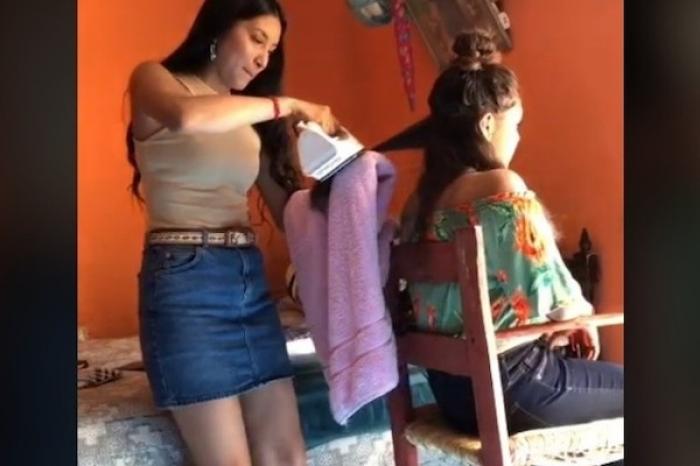 Joven muestra truco para alaciar el cabello con plancha de ropa en TikTok