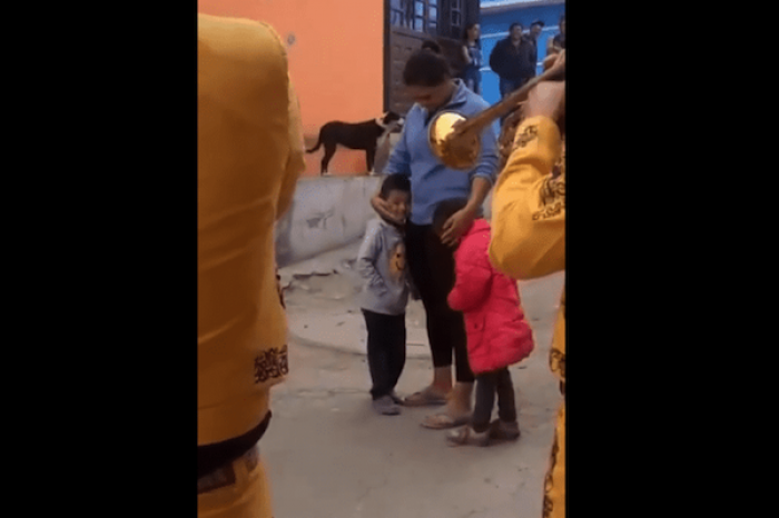 Niño paga con canicas serenata para su madre