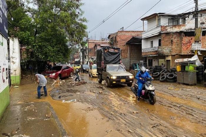 Evacúan alrededor de 100 hogares por lluvias extremas en Medellín