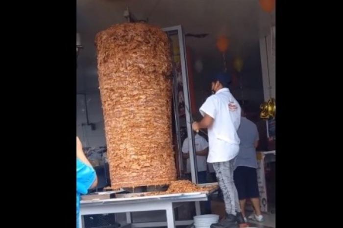 Crean el trompo de tacos al pastor más grande de México