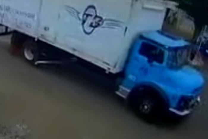 Mujer sin experiencia en conducción se sube a un camión descontrolado y evita accidente