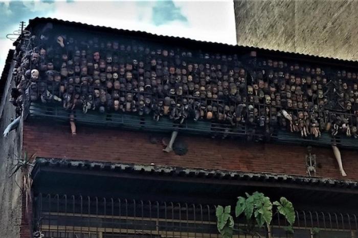 La historia detrás de un balcón repleto de cabezas de muñecas en Caracas