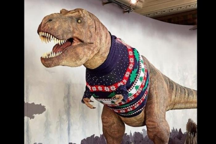 Museo de Historia Natural de Londres viste a Tiranosaurio Rex con ugly sweater