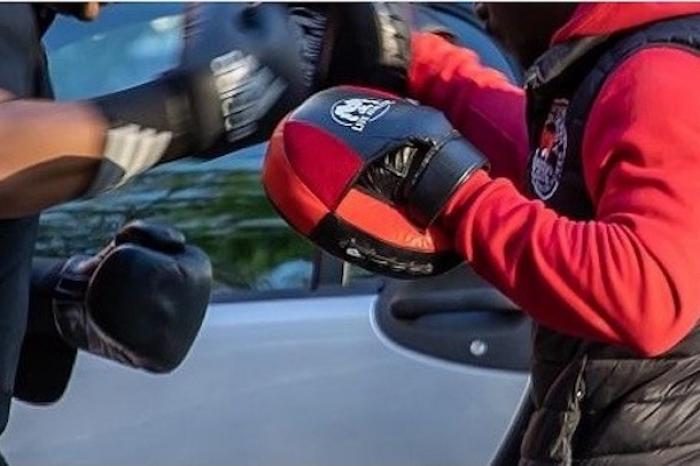 Instructor del kickboxing persigue a un ladrón y este abandona el botín