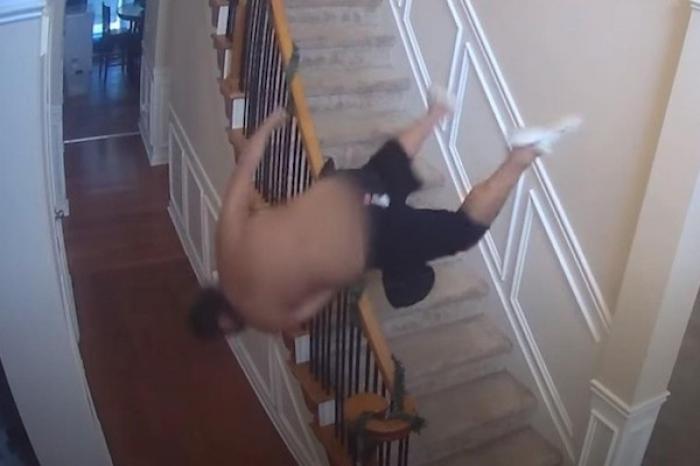 Hombre sufre terrible caída en escaleras