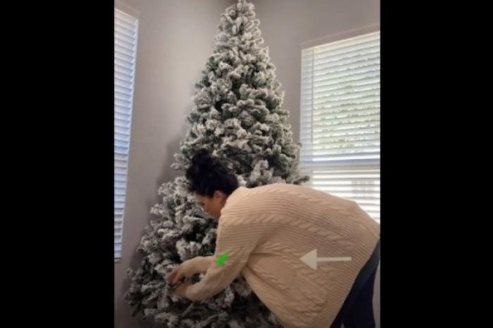 Mujer comparte truco para colocar las luces navideñas dar vueltas alrededor del árbol
