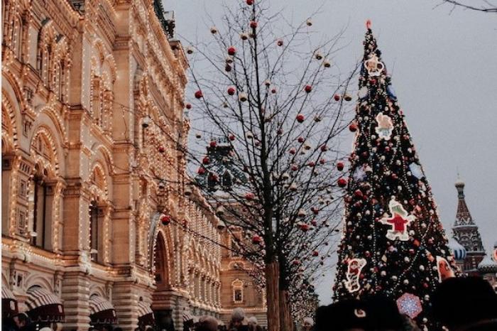 Graban el momento justo cuando se derrumba un enorme árbol de Navidad