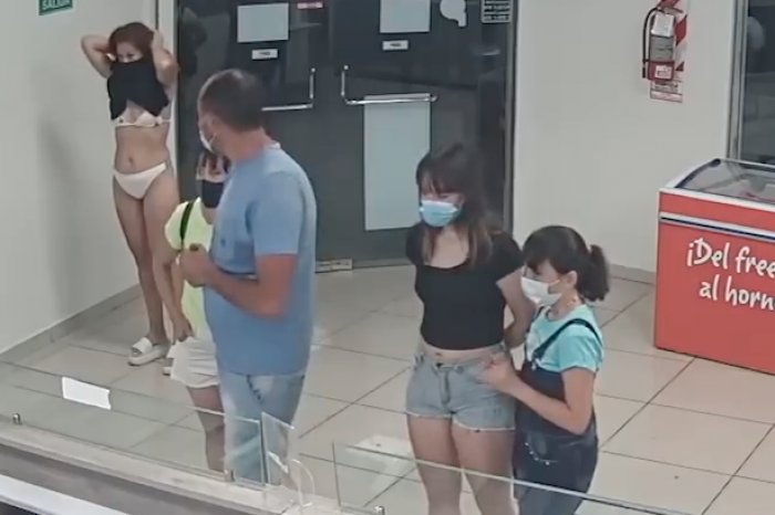 Mujer se quita el vestido para usarlo de mascarilla