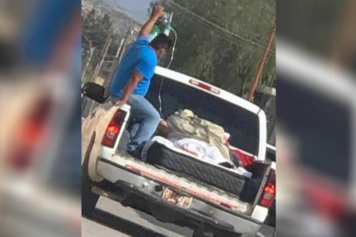 Abuelita es trasladada en camioneta; nieto afirma que le negaron ambulancia y atención