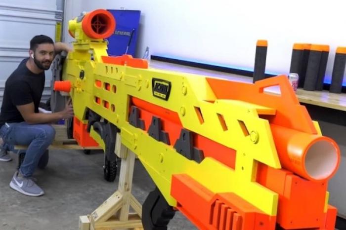 La pistola Nerf más grande del mundo; Dispara dardos a más de 65 kilómetros por hora