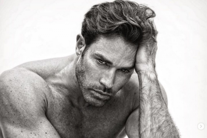 Sebastián Rulli sorprende posando desnudo