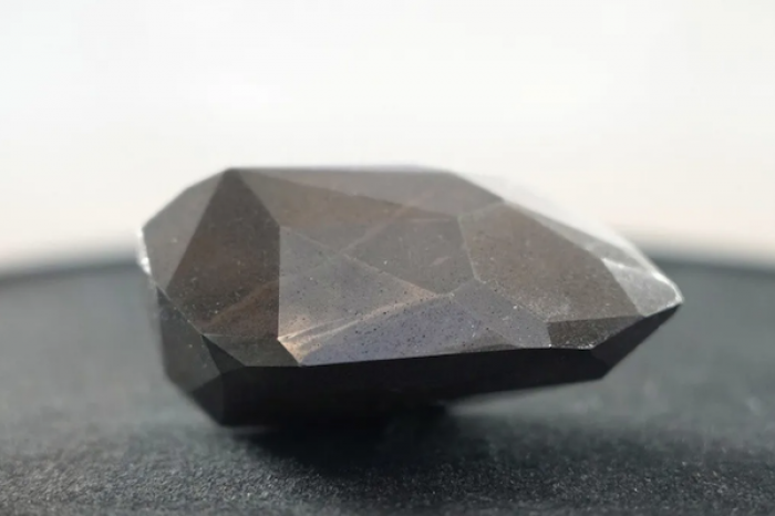 Subastan diamante negro al que los científicos atribuyen un origen interestelar