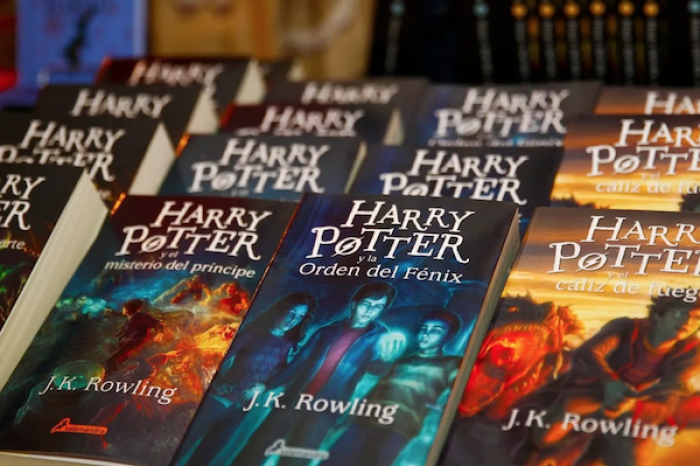 Párroco organiza quema de libros de Harry Potter por promover la 