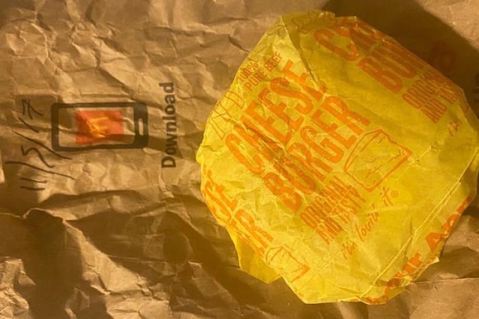 Mujer encuentra hamburguesa olvidada hace más de 4 años