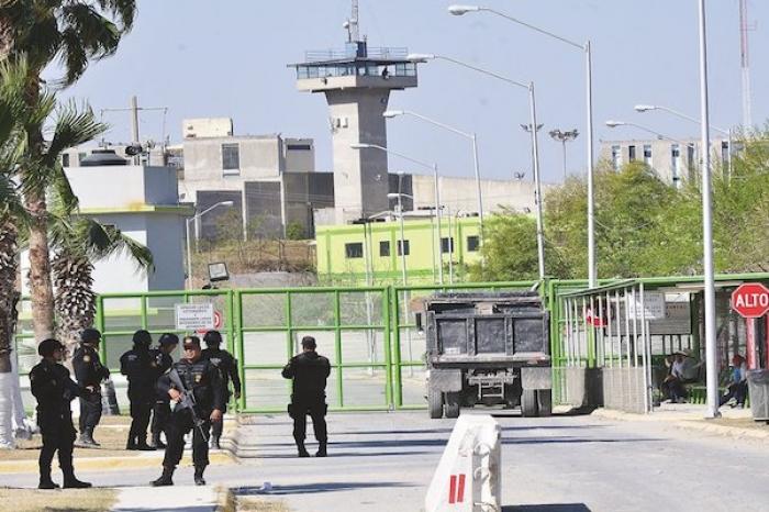 Realizan traslado de reos del Penal de Apodaca al Cereso de Cadereyta